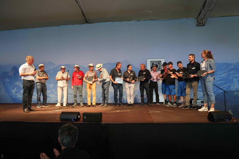 VDSS-Präsident René Fasler ehrt zwei originell auftretende Jahrgangs-Gruppen und dankt dem Klassentreffen-OK. (Foto: Andreas Buck)